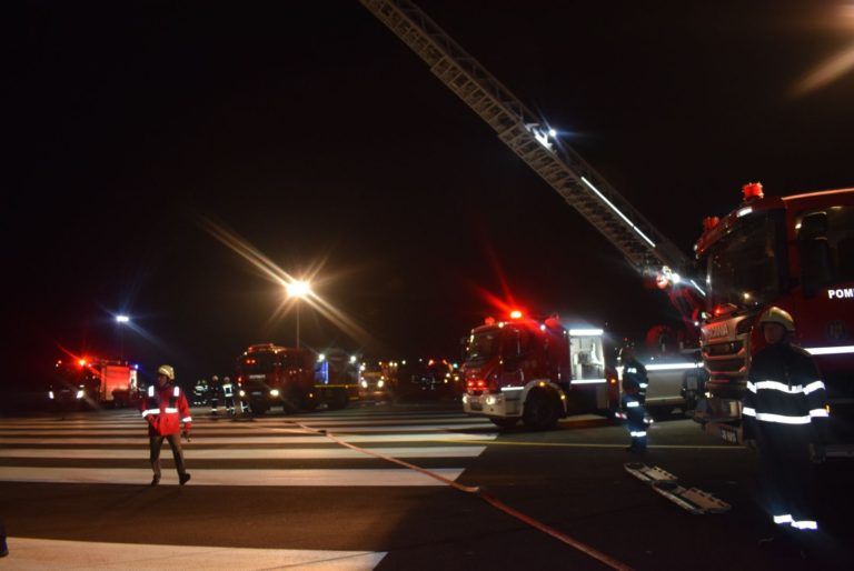 EXERCIȚIU pe Aeroportul “Transilvania”: incendiu, după o aterizare forțată