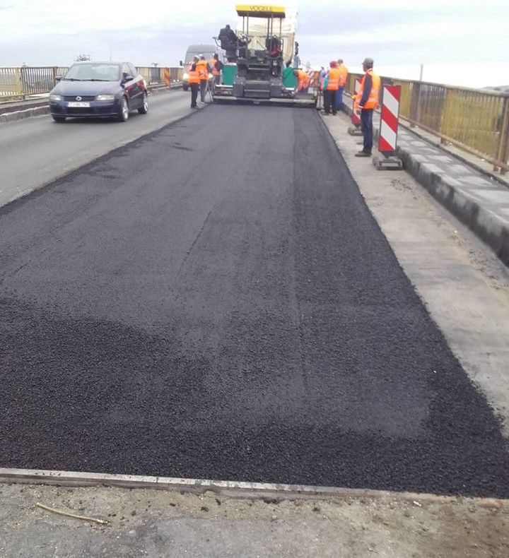 Pe podul de la Sânpaul se toarnă primul strat de asfalt