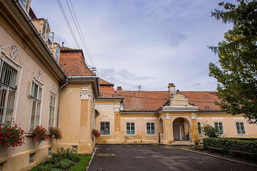 Castelul Teleki din Ernei, scos la licitație