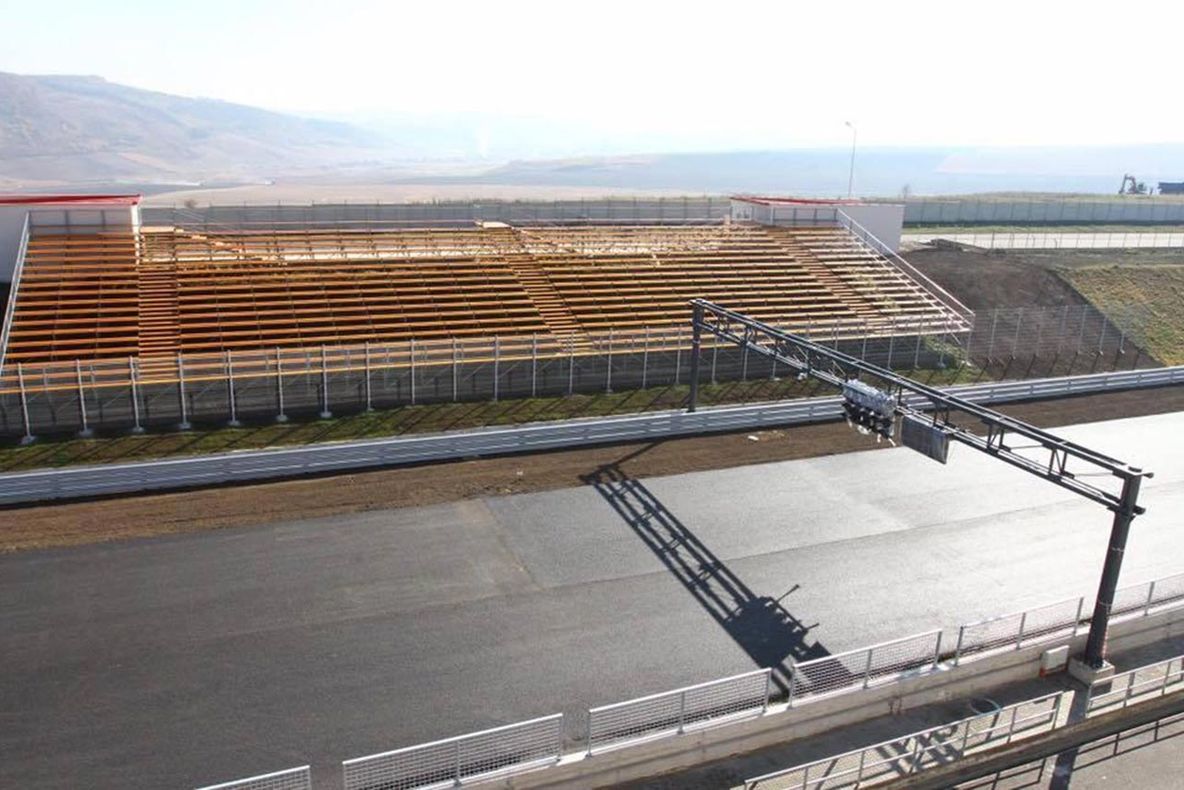 Cei mai buni piloţi din România testează Transilvania Motor Ring