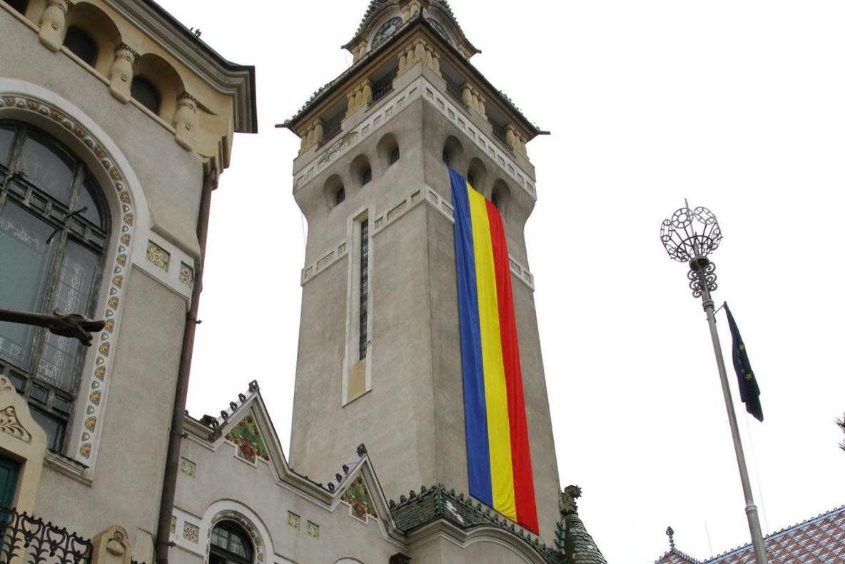 Drapelul Național, arborat pe turnul Palatului Administrativ