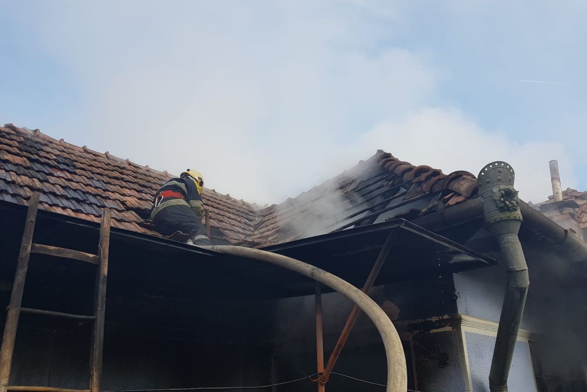 FOTO: Incendiul în Sângeorgiu de Pădure