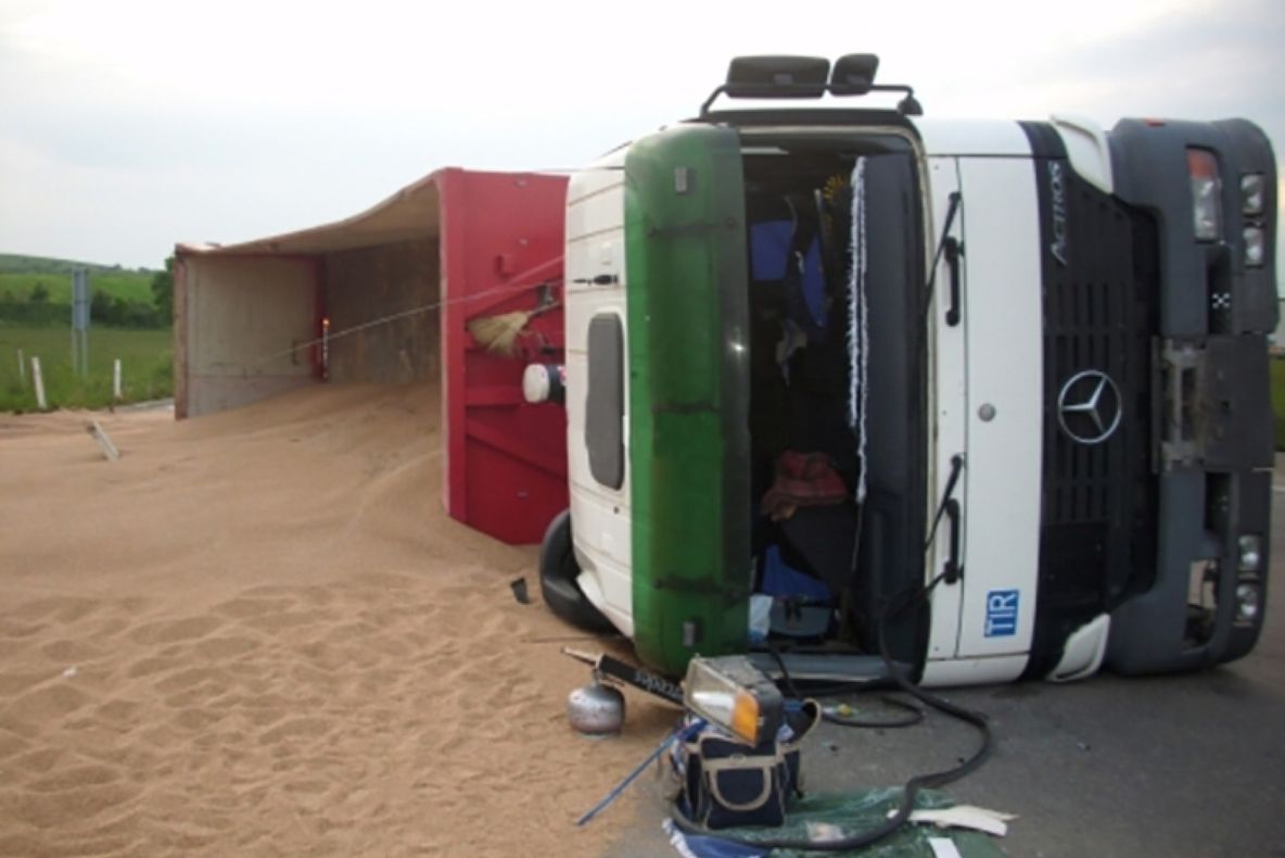 Un camion încărcat cu grâu s-a răsturnat lângă Luduș