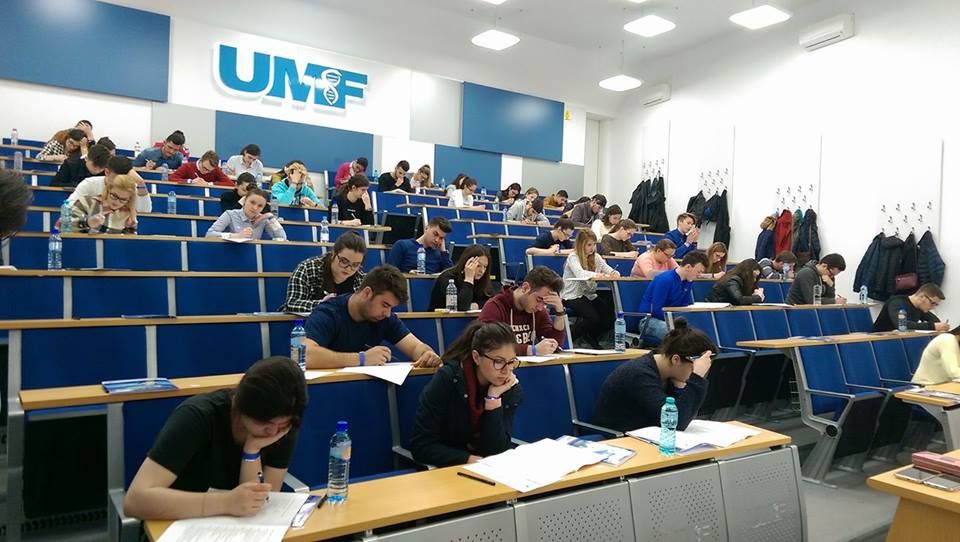 Premieră la Tîrgu Mureș: studenții farmaciști, în conferință