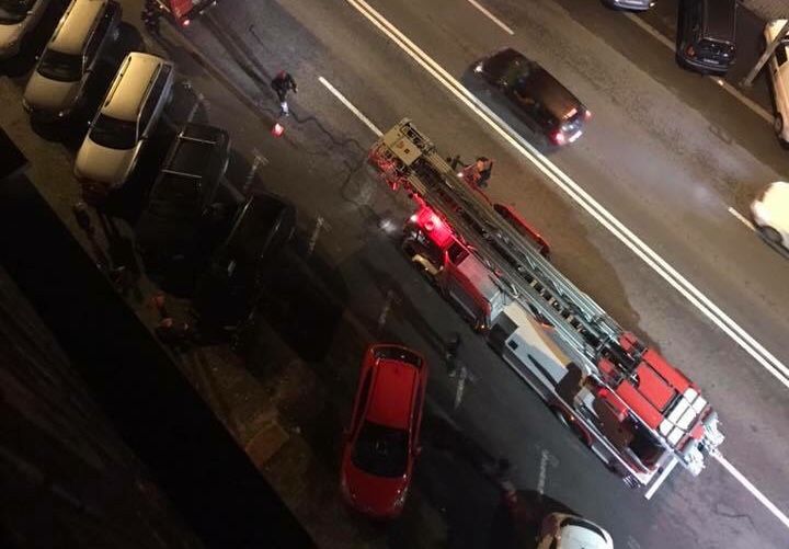 PERICOL ÎN TUDOR! O bucată de beton s-a desprins de pe fațada unui bloc