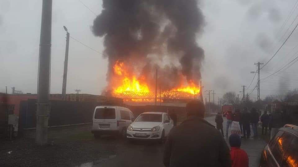 VIDEO/FOTO: Incendiu de proporții  la o fabrică din Reghin