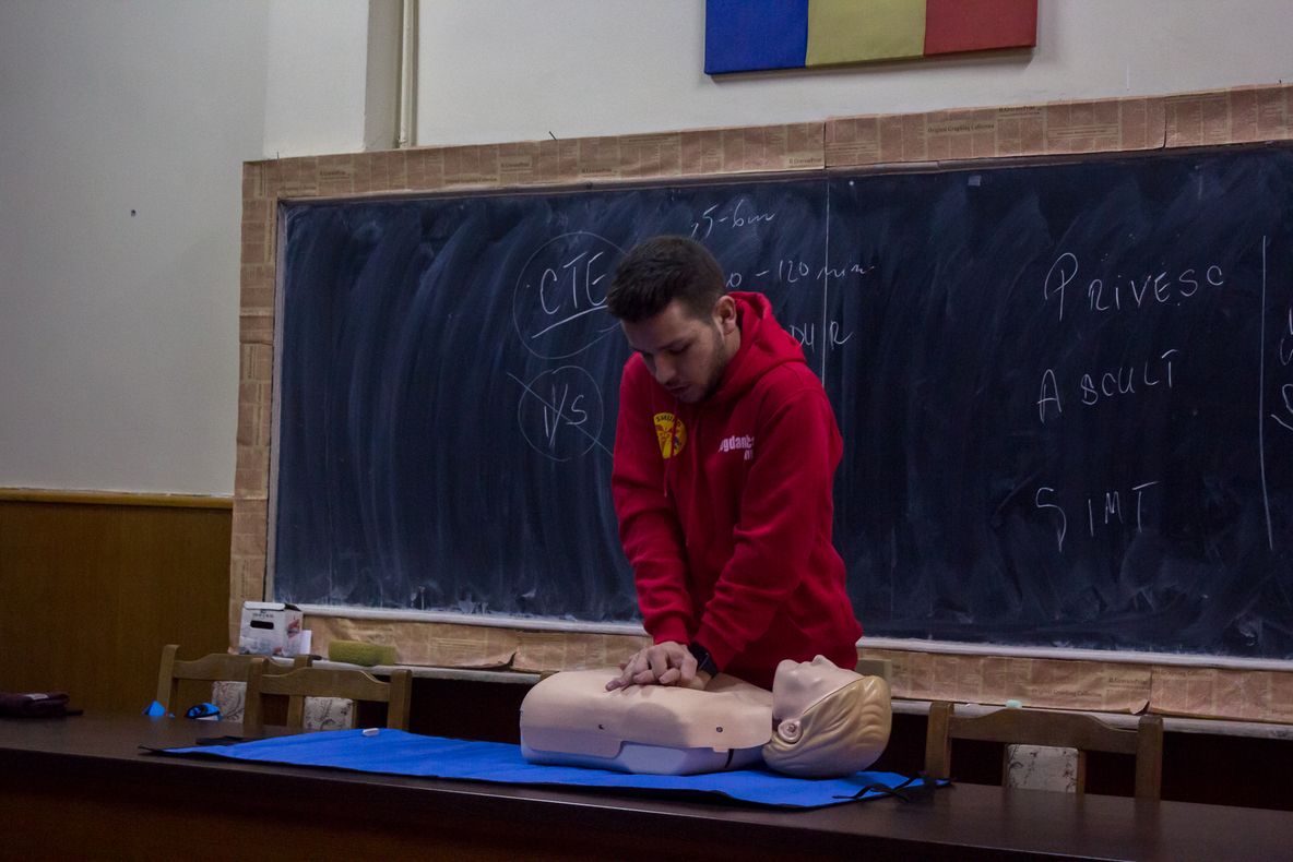 FOTO: LECȚIE DE PRIM AJUTOR pentru elevii din Tîrgu Mureș