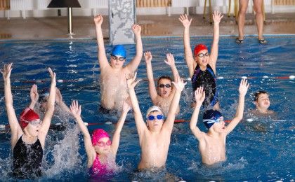 600 de copii târgumureșeni au absolvit programul “Inițiere în înot”