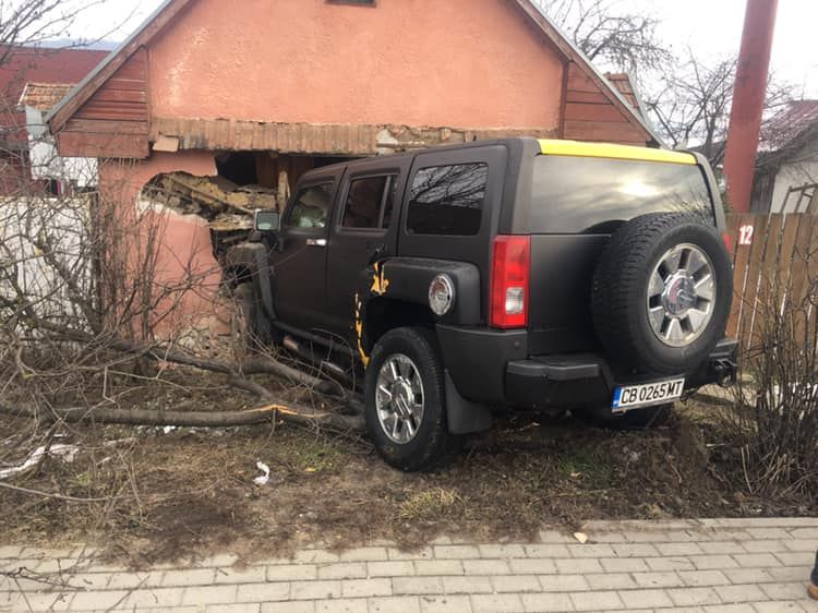 Apel pentru femeia care s-a trezit cu Hummer-ul în casă
