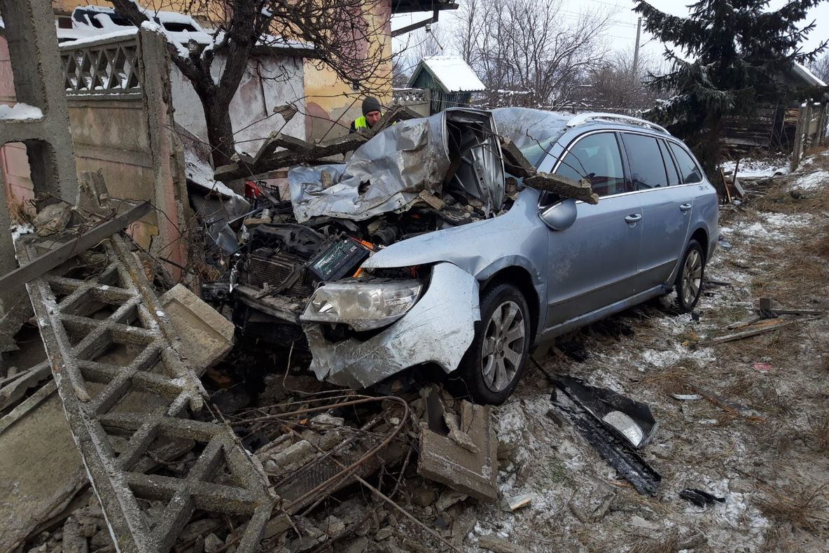 FOTO: ACCIDENT la Albești, cu 3 mașini în care se aflau 8 oameni