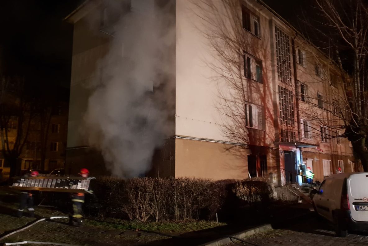 FOTO: Incendiu și explozie la un bloc din Piața Armatei