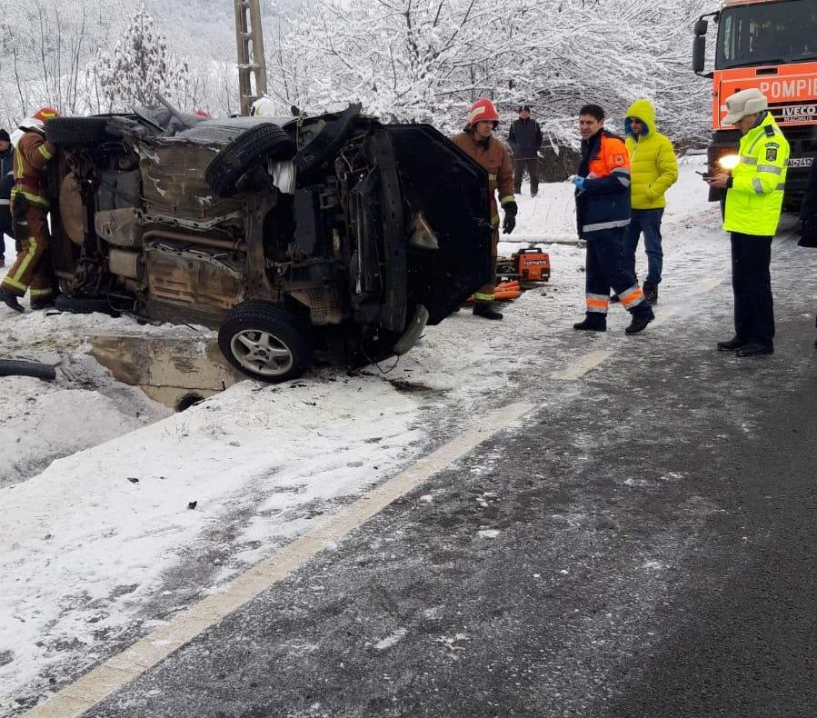 FOTO: Accident la ieșirea din Reghin! O fetiță de 2 ani, salvată de șoferi