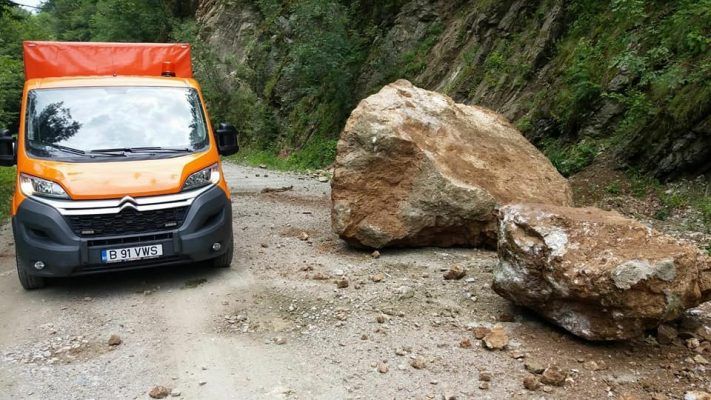ATENȚIE! Risc de căderi de stâncă pe Reghin-Toplița