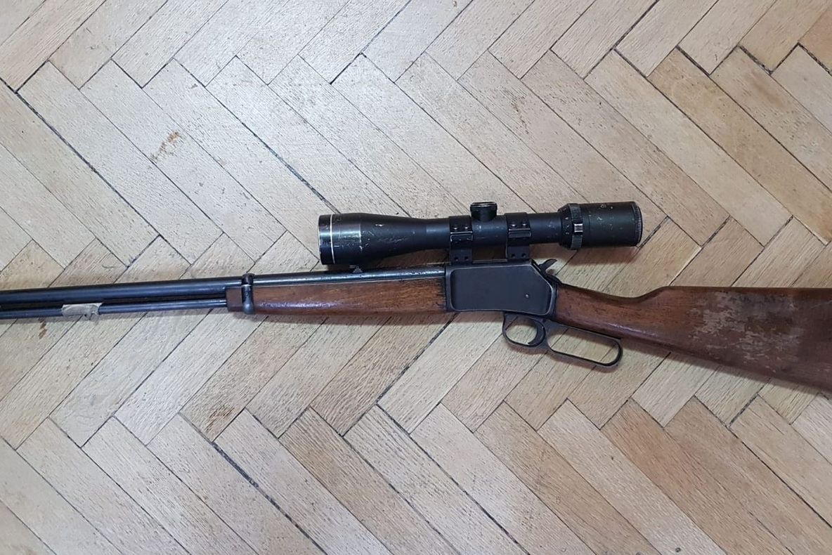 PERCHEZIȚII: Deținere ilegală de armament și braconaj