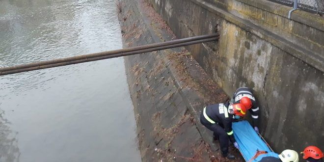 VIDEO/FOTO: Un bărbat găsit înecat în Turbină, lângă Sala Polivalentă