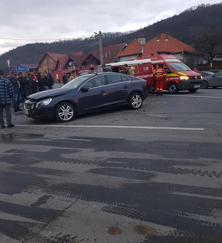 FOTO: Accident cu urmări ciudate, la Bălăușeri. Intervenție cu elicopterul