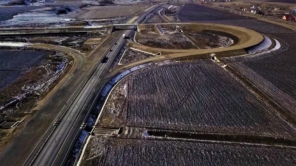 VIDEO/IERNUT: Se lucrează la pasajul peste calea ferată și Autostradă