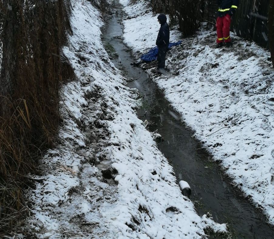 Femeie găsită moartă într-un pârâu din Balda