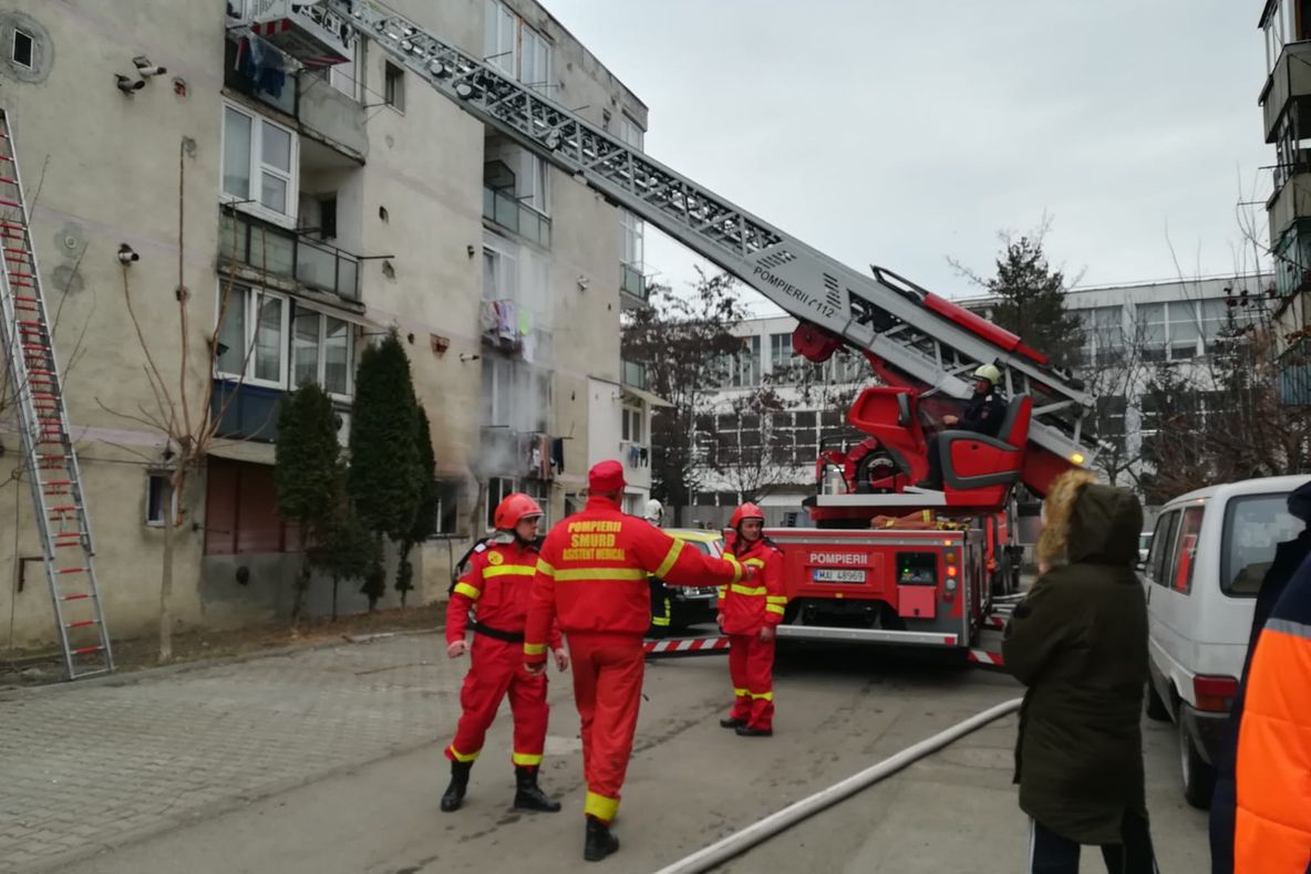 FOTO: INCENDIU LA REGHIN. Se evacuează un bloc de pe strada Salcâmilor