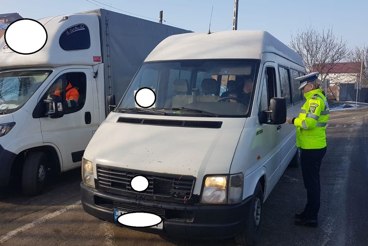 Polițiștii verifică autovehiculele de transport