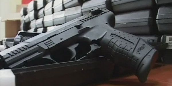 Pistol găsit la percheziții, în Sighișoara. O persoană reținută