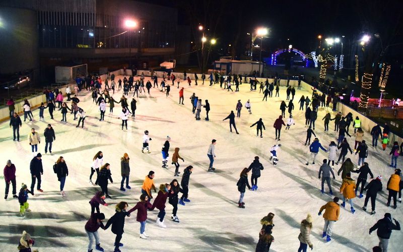 Peste 30.000 de oameni pe cele două patinoare din Târgu Mureș