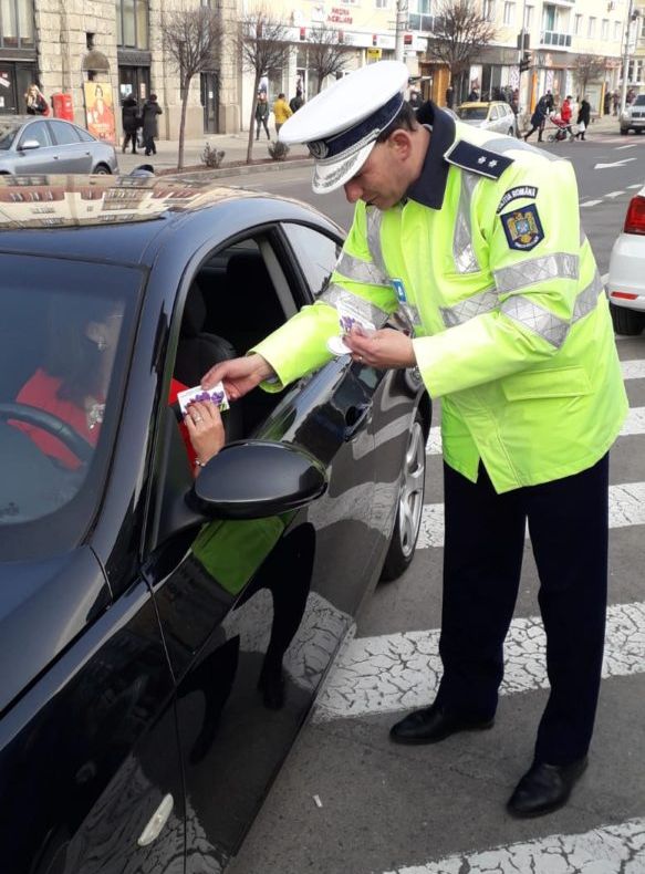FOTO: Mărțișoare de la polițiști și pompieri