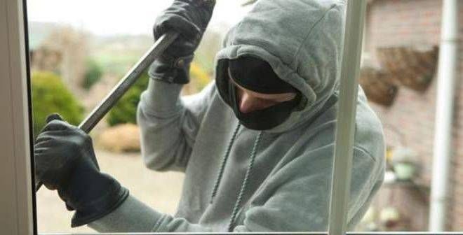 REȚINUȚI LA SIGHIȘOARA, după ce au furat unelte de 2.500 de lei