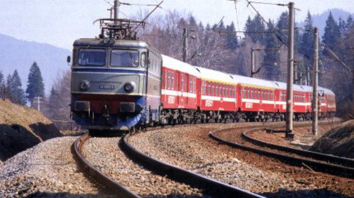 DEFECȚIUNE: Un tren a staționat aproape 4 ore, între Lunca Bradului și Stânceni