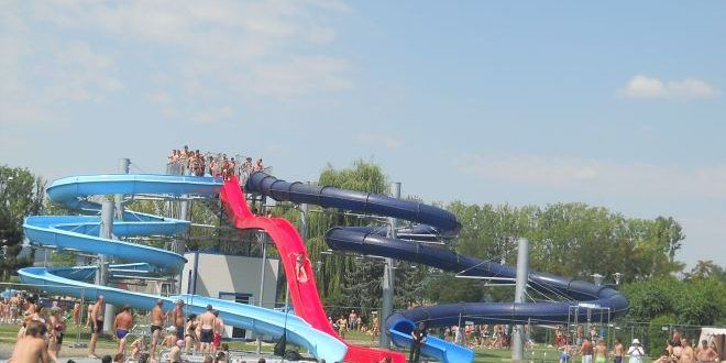 ÎN CURÂND: Complex de patru tobogane noi, la "Week-end"