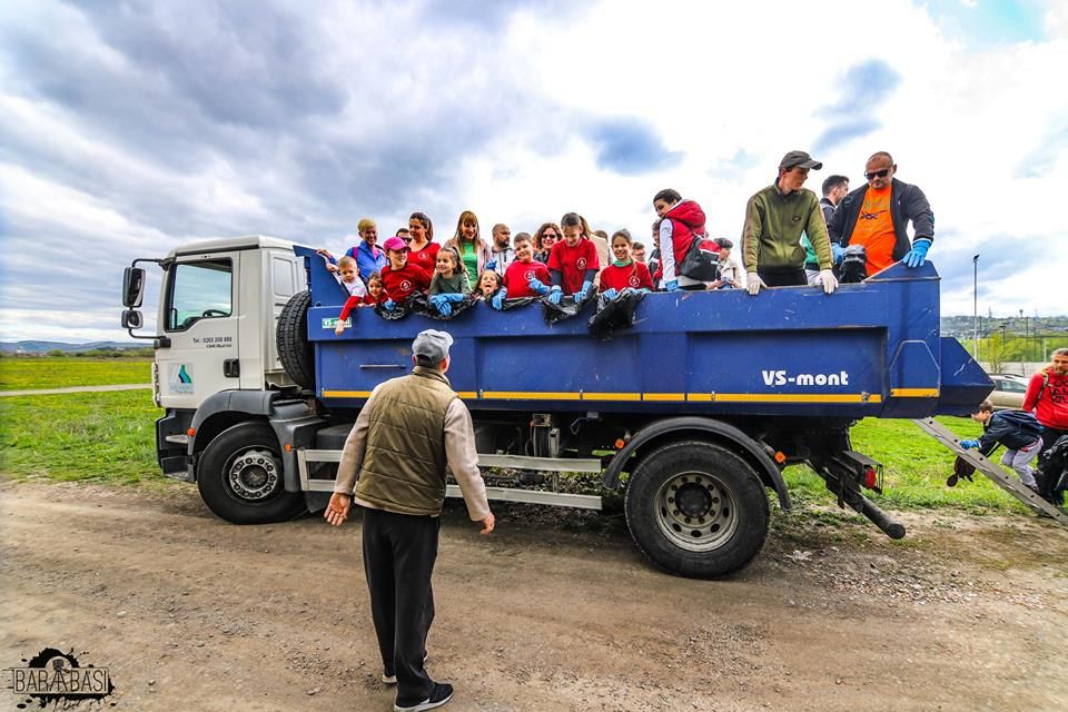 FOTO: 2.000 de saci de gunoaie, adunate pe malul Mureșului, în zona 7 Plopi
