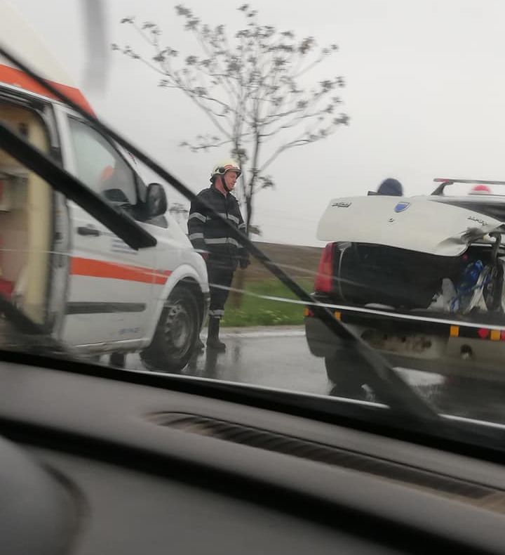 FOTO/ ÎN ACEASTĂ SEARĂ: Accident la ieșirea din Luduș. Un bărbat a ajuns la spital