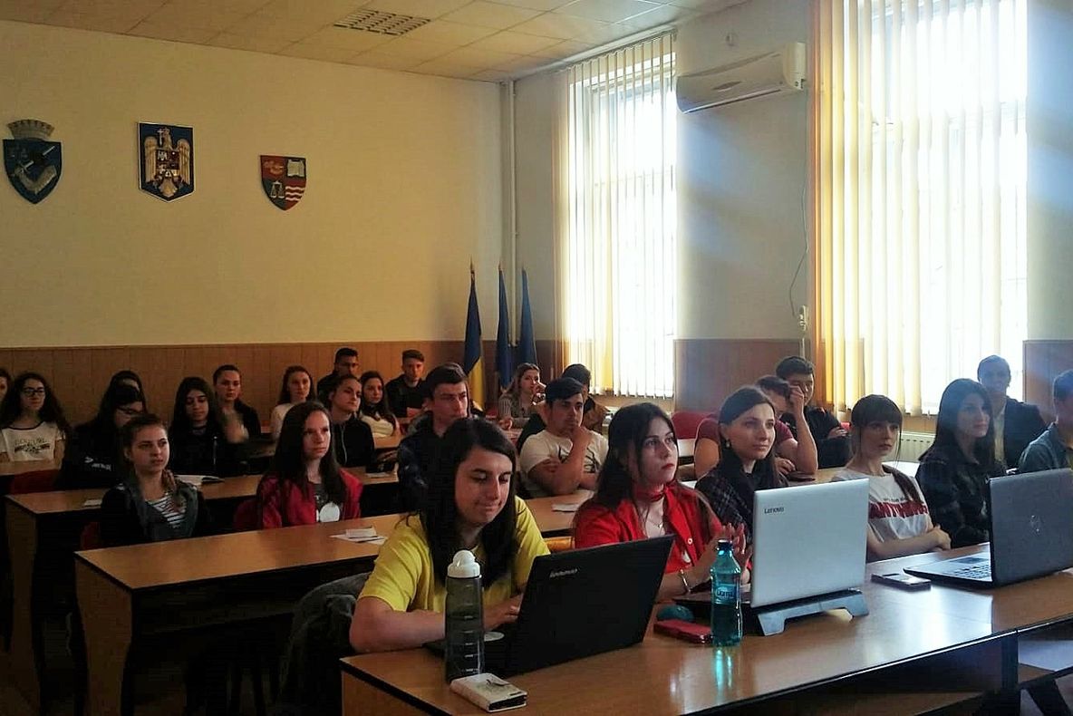 TÂRGU MUREȘ: Studenți și liceeni au învățat să scrie pentru Wikipedia