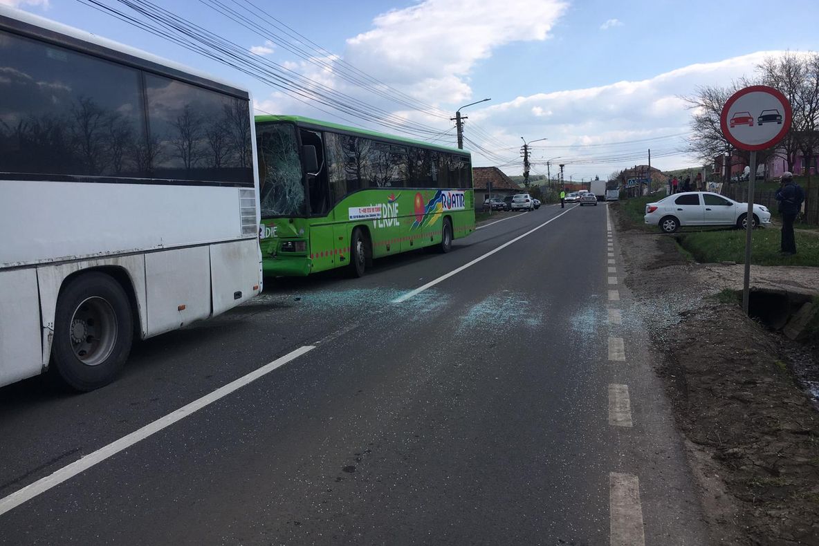 ASTĂZI: Accident între două autobuze, la Târnăveni. TREI FEMEI accidentate ușor