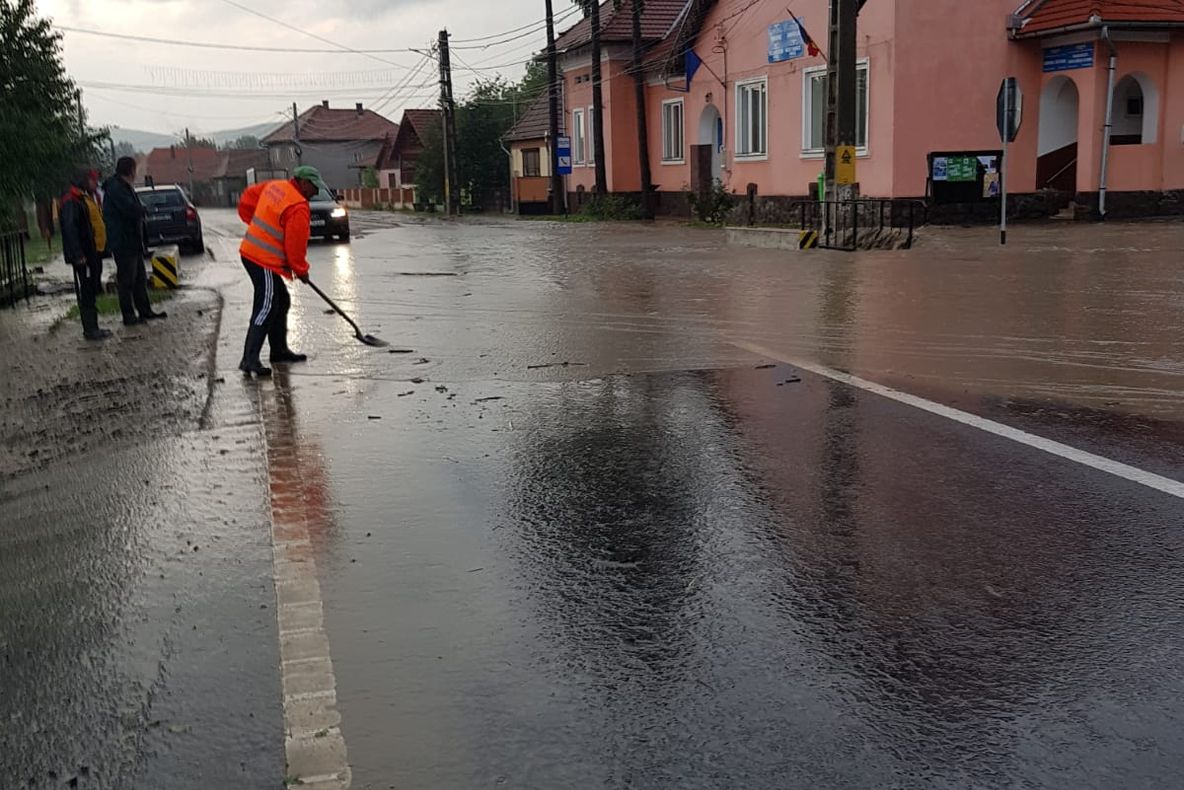 Inundațiile din Mureș. Salvatorii sunt pe teren