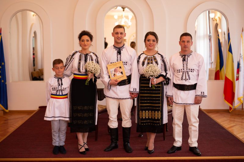 TÂRNĂVENI: Căsătorie în costume populare
