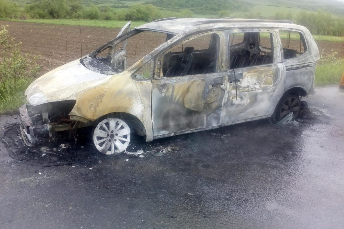 FOTO. ASTĂZI: Mașină în flăcări, la Idicel