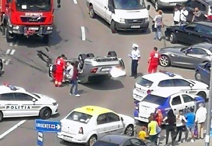 FOTO: O mașină s-a răsturnat în fața Spitalului de Urgență din Târgu Mureș!