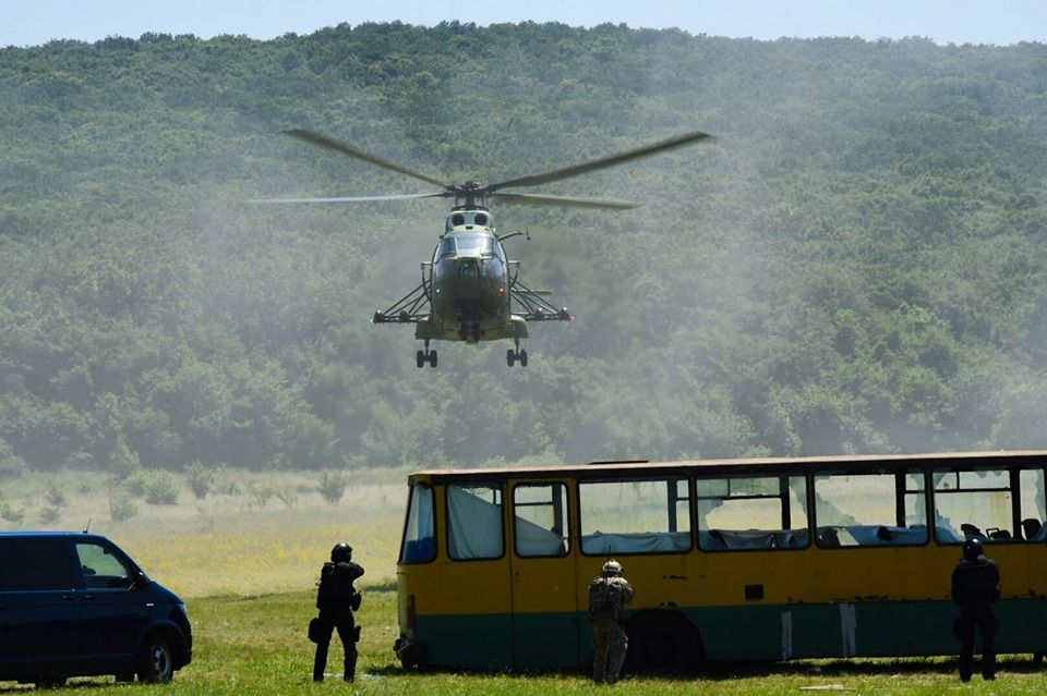 FOTO: Acțiuni în forță la Sângeorgiu de Mureș: explozii și eliberare de ostatici