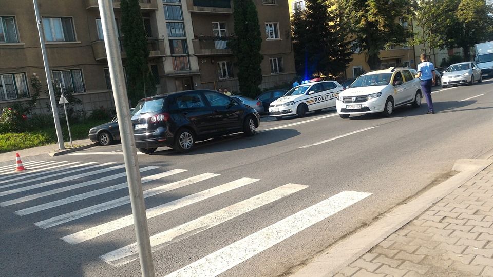 FOTO. VICTIMĂ DE COD ROȘU. Femeie acroșată pe trecerea de pietoni, pe str. Gh. Marinescu