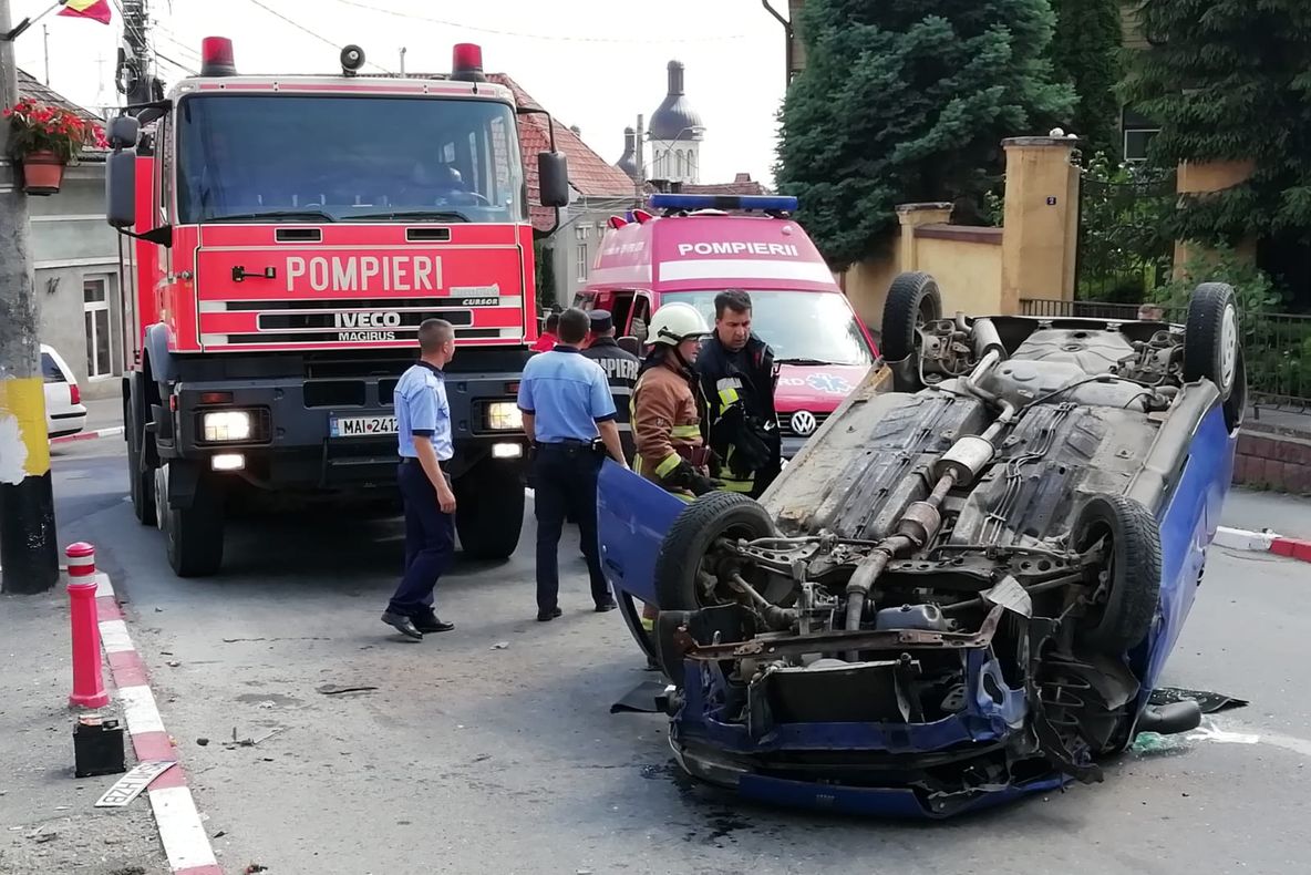 FOTO/REGHIN: O mașină s-a răsturnat pe strada Călărașilor