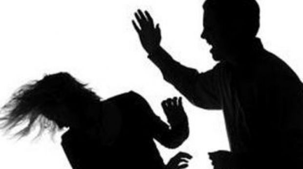 Și-a agresat partenera și pe fiul lor minor. S-a emis ordin de protecție provizoriu