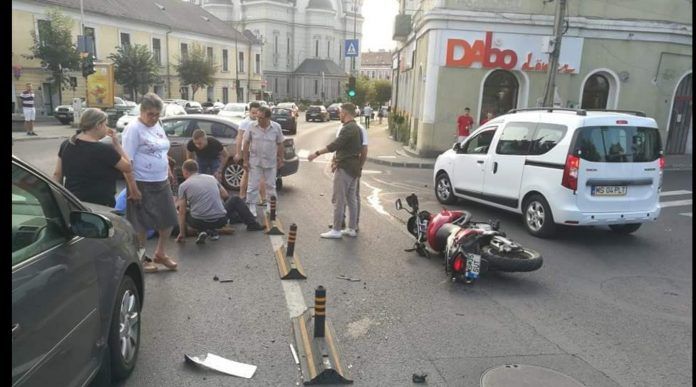 Accident grav în Piața Bernady din Târgu Mureș. Un motociclist rănit