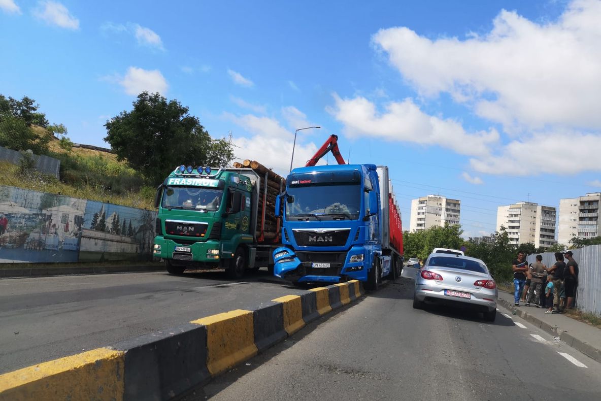 FOTO: Ansamblu de vehicule, incident pe Calea Sighișoarei