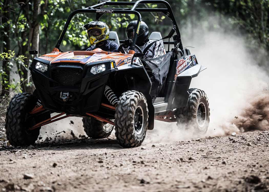 SĂRMAȘU: Pe ATV, fără permis, dar plin de alcool