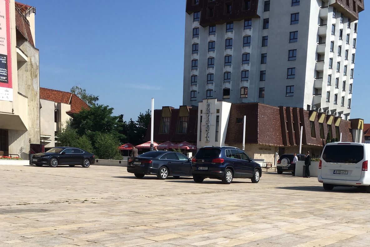 VIDEO: Coloana oficială a lui Dăncilă, pe interzis, în Piața Teatrului