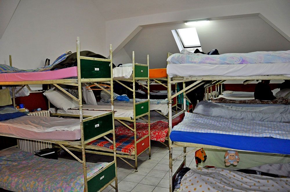 Presiuni pentru amânarea închiderii Azilului de Noapte