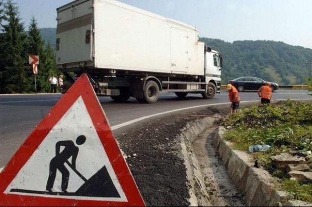 Un drum de 4 kilometri de pe Valea Gurghiului se va lărgi la 8 metri
