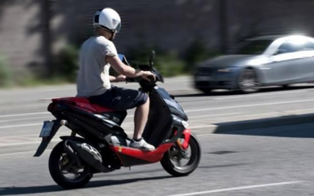 Conducea un moped neînmatriculat, fără permis, în Reghin