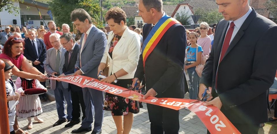 VIDEO: JENANT! Prefectul de Mureș taie panglici, în timp ce la școala din Bogata copiii sunt trimiși la toaleta din curte